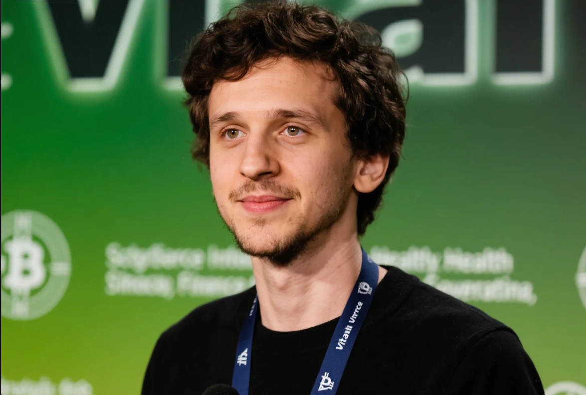 Bitcoin Chững Lại Quanh Mốc 112.000 USD Khi Cá Voi Dẫn Đầu Làn Sóng Bán Tháo